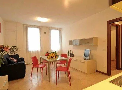 Verona Class ApartHotel Residenze del Cuore 2*,